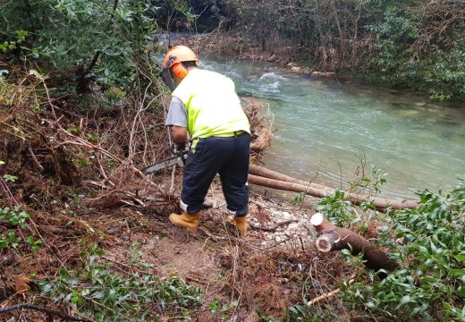 A Xunta executa actuacións de conservación e limpeza nos treitos interurbanos do río Buxantes ao seu paso polo concello de Cee